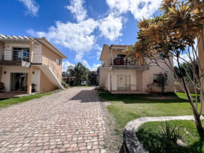Apto Térreo a uma quadra da Praia de Taperapuã, 2 quartos com ar condicionado, condomínio com piscina e área gourmet, internet privativa 300MBPS